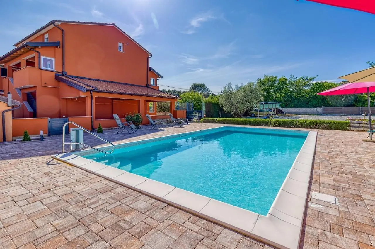 *** 게스트하우스 Apartments Danka With Shared Pool 풀라 크로아티아