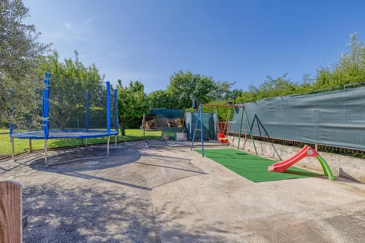 Apartments Danka With Shared Pool 풀라