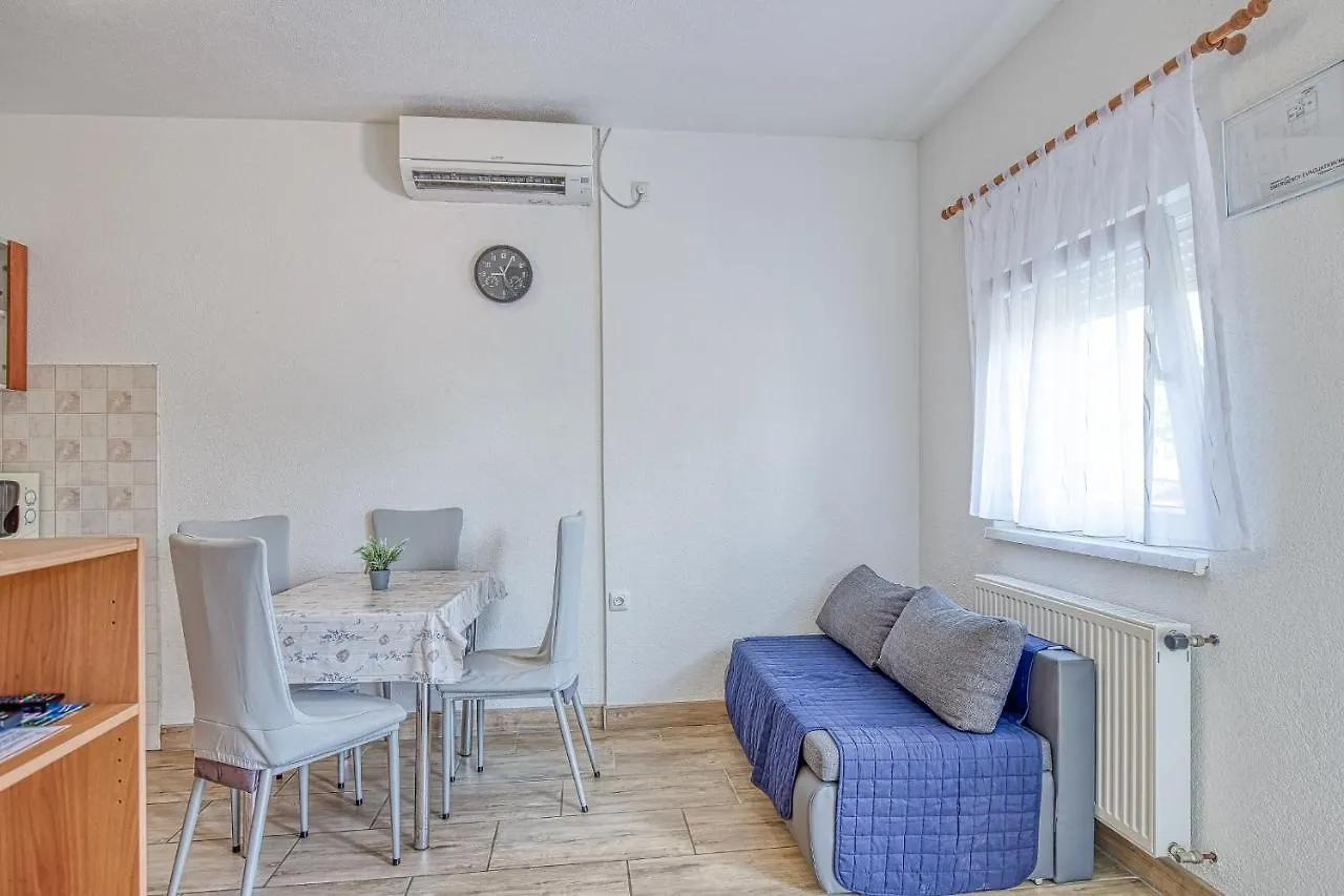 Apartments Danka With Shared Pool 풀라 3*,  크로아티아