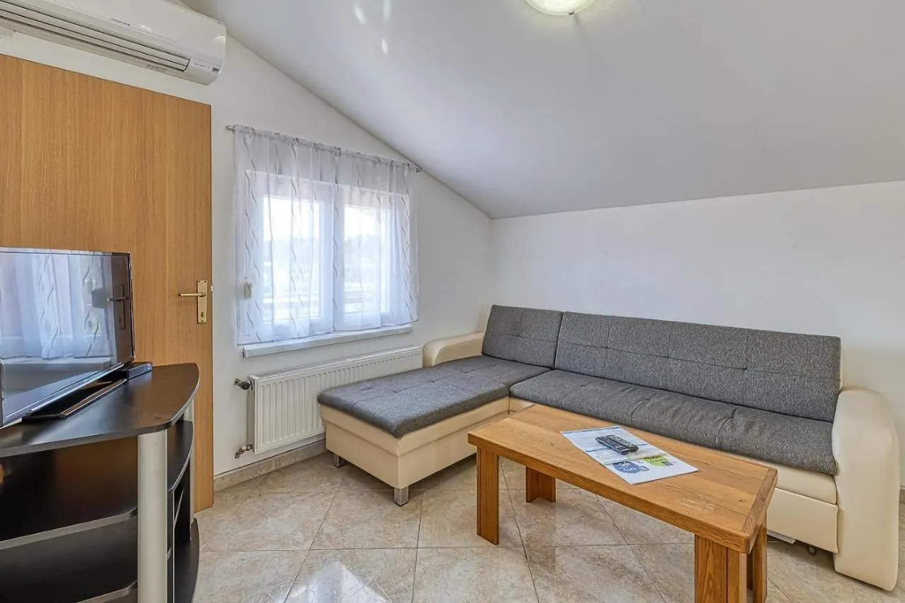 Apartments Danka With Shared Pool 풀라 게스트하우스
