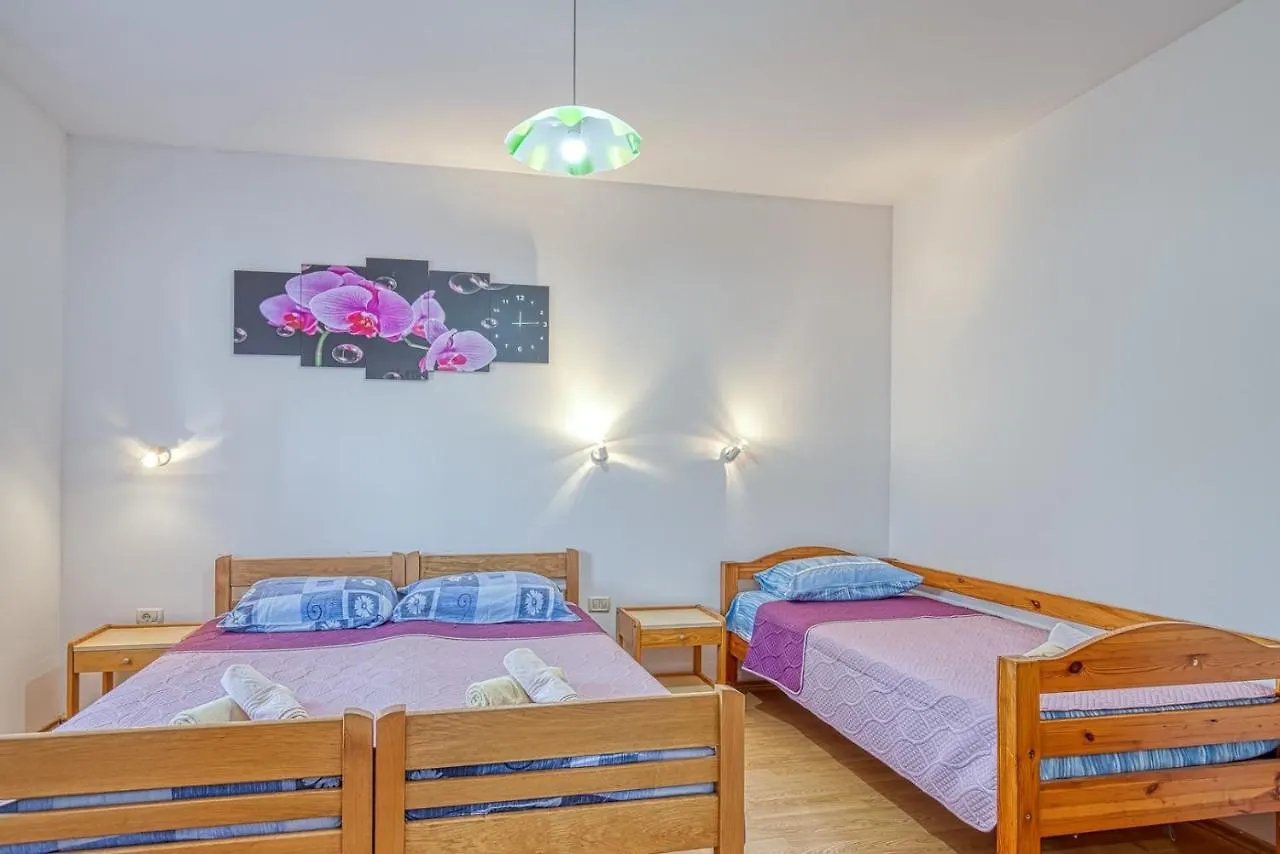 Apartments Danka With Shared Pool 풀라 크로아티아