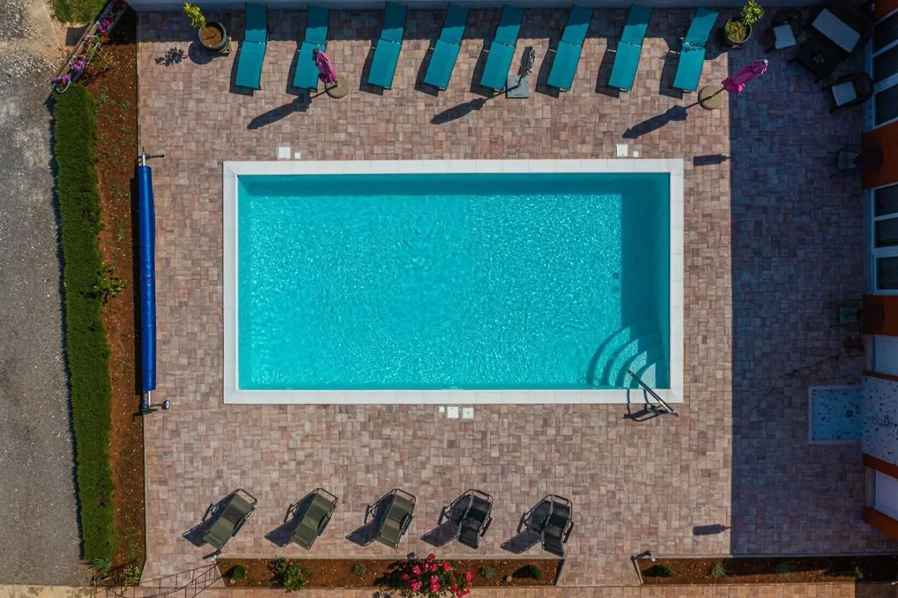Apartments Danka With Shared Pool Póla 3*,