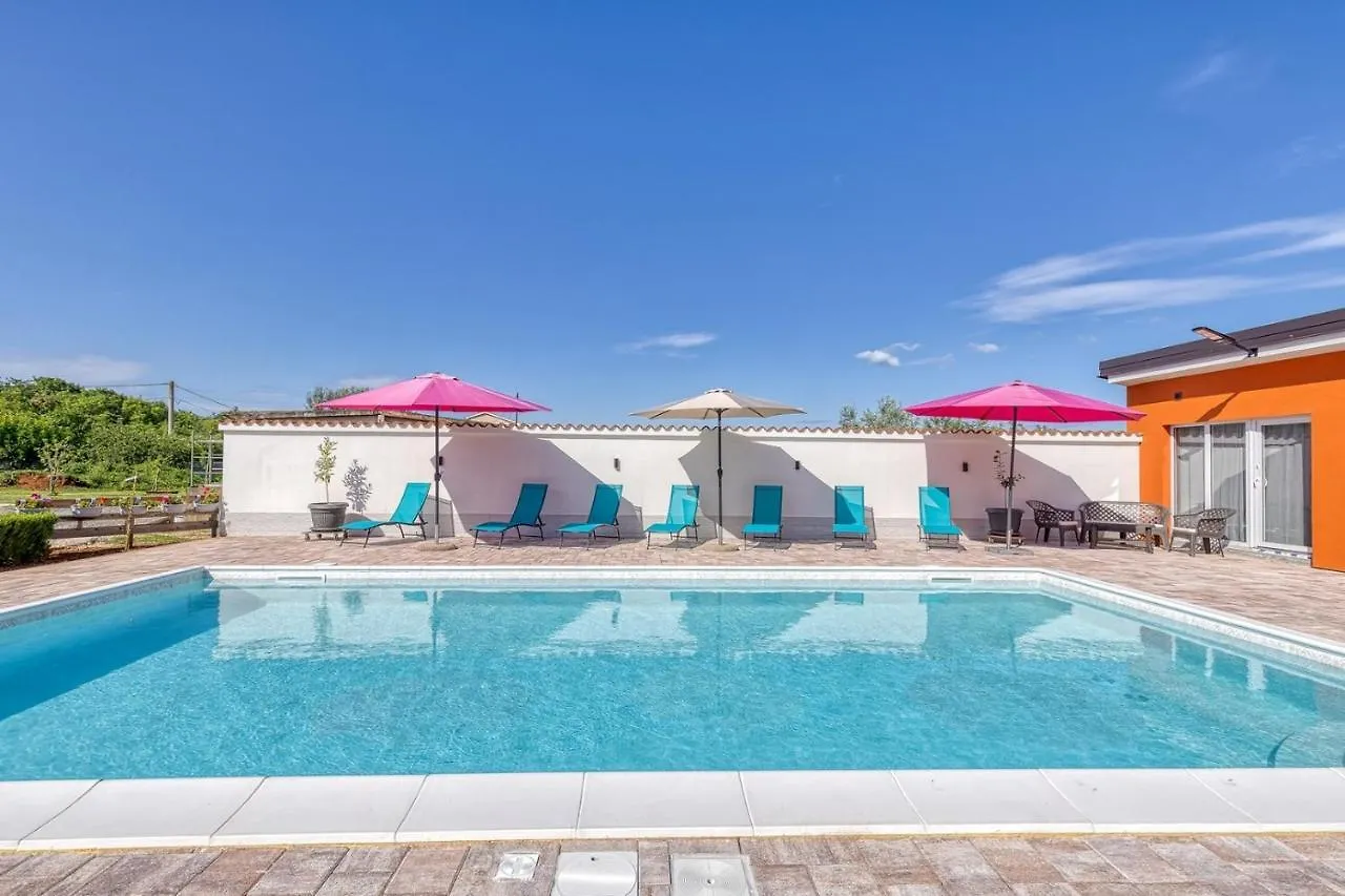 Apartments Danka With Shared Pool Póla Horvátország
