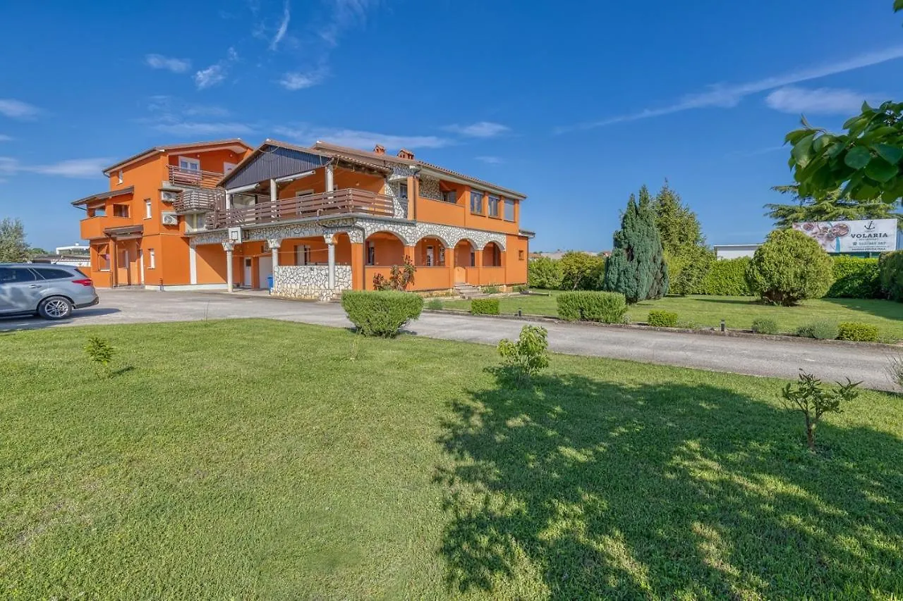 Apartments Danka With Shared Pool Póla Vendégház