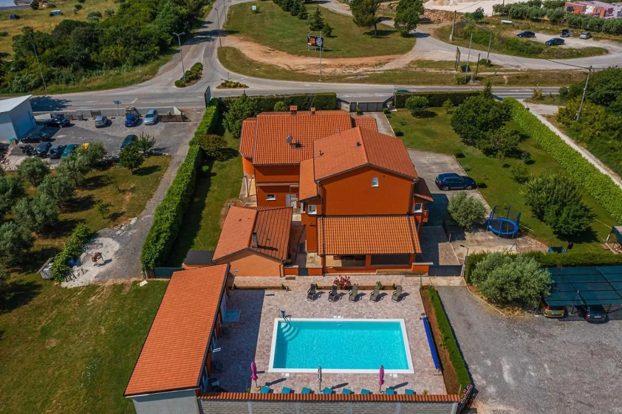 Apartments Danka With Shared Pool Póla Horvátország